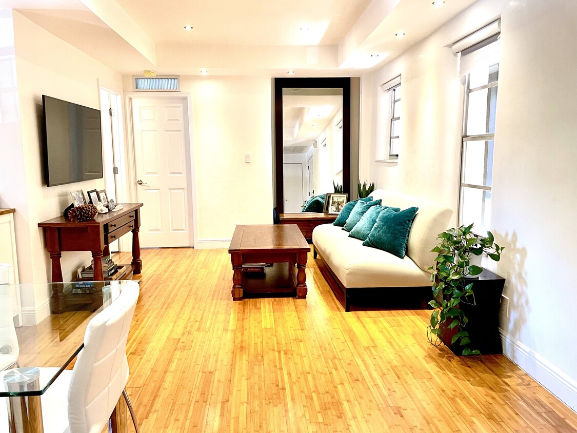 Living room - 4812 Pine Tree Dr (Miami Beach, FL)