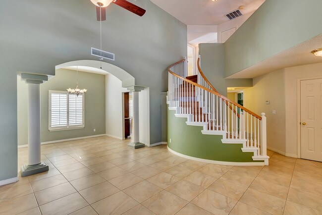 Building Photo - 925 Sun Ridge Dr