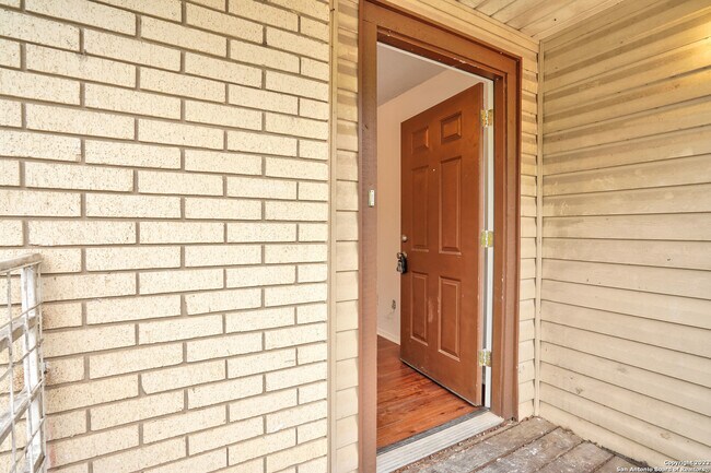 Foto del edificio - 724 Old Martindale Rd