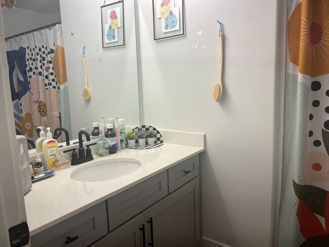 Building Photo - Private Basement Suite in Shared Lehi Townhome