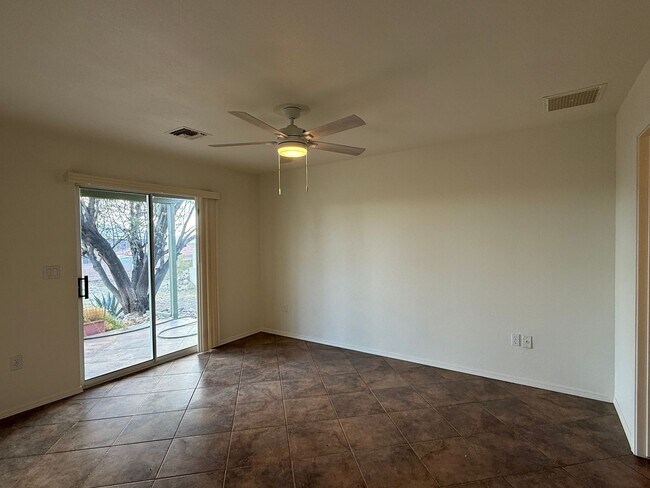 Foto del edificio - Long term - unfurnished - recent updates