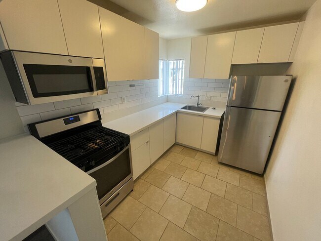 Building Photo - Mission Beach 1Bed 1 Bath steps from the water!