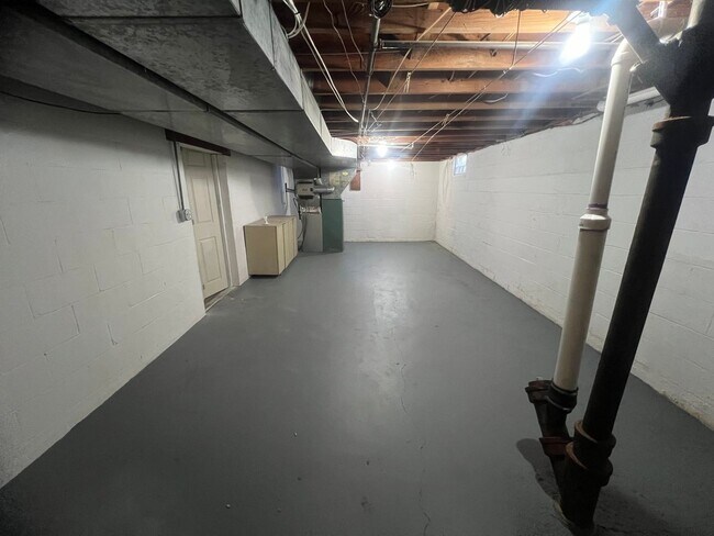 Building Photo - 148 N Broadleigh