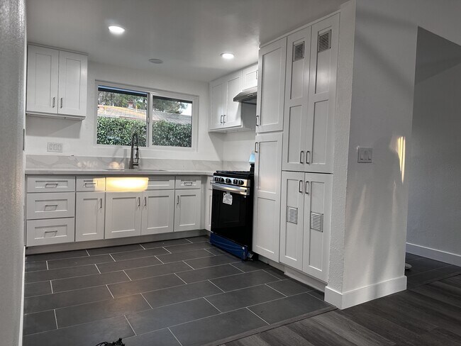 COCINA - 711 W Provential Dr