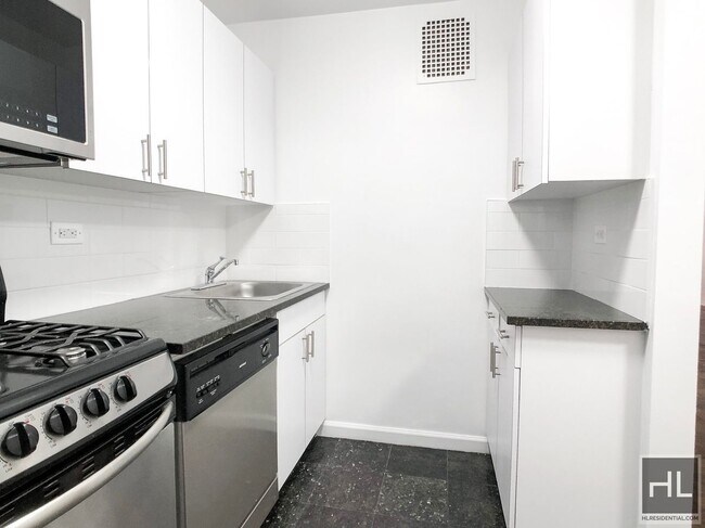 Building Photo - E 82 St