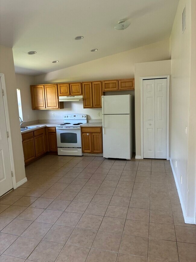 Building Photo - Beautiful 3/2 duplex