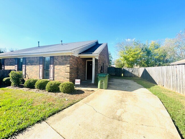 Foto del edificio - ** 3 bed 2 bath patio home located off Woo...