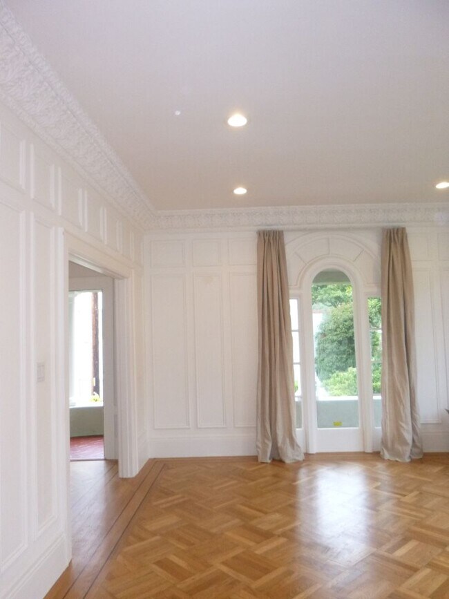 Building Photo - 3 BEDROOM HOUSE WITH UTILTIES INCLUDED IN ...