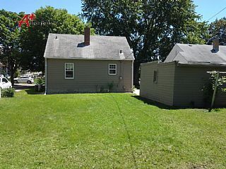 Building Photo - Two bedroom one bathroom house w/ single g...