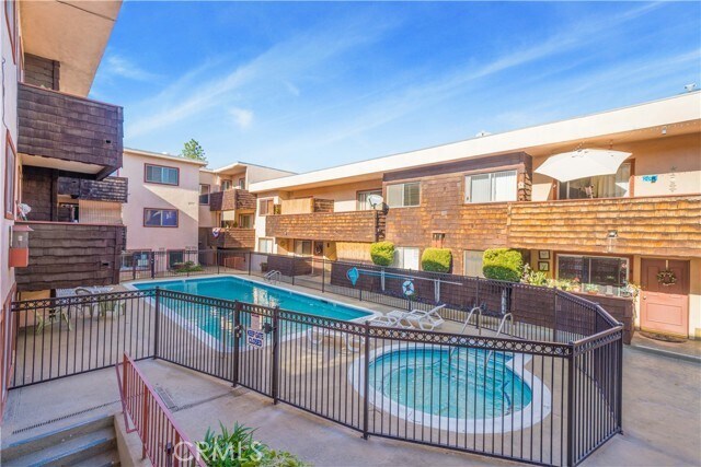 Foto del edificio - 5403 Newcastle Ave