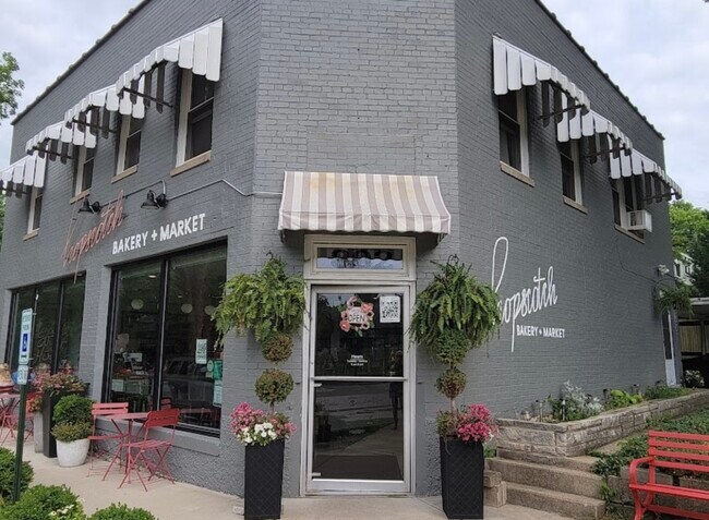 Coff/pastry shop 1 minute walk away - 612 W John St