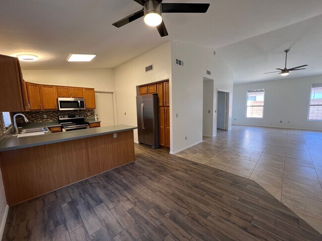 Foto del edificio - EXCELLENT Location!! This house is a three bedroom & two full baths