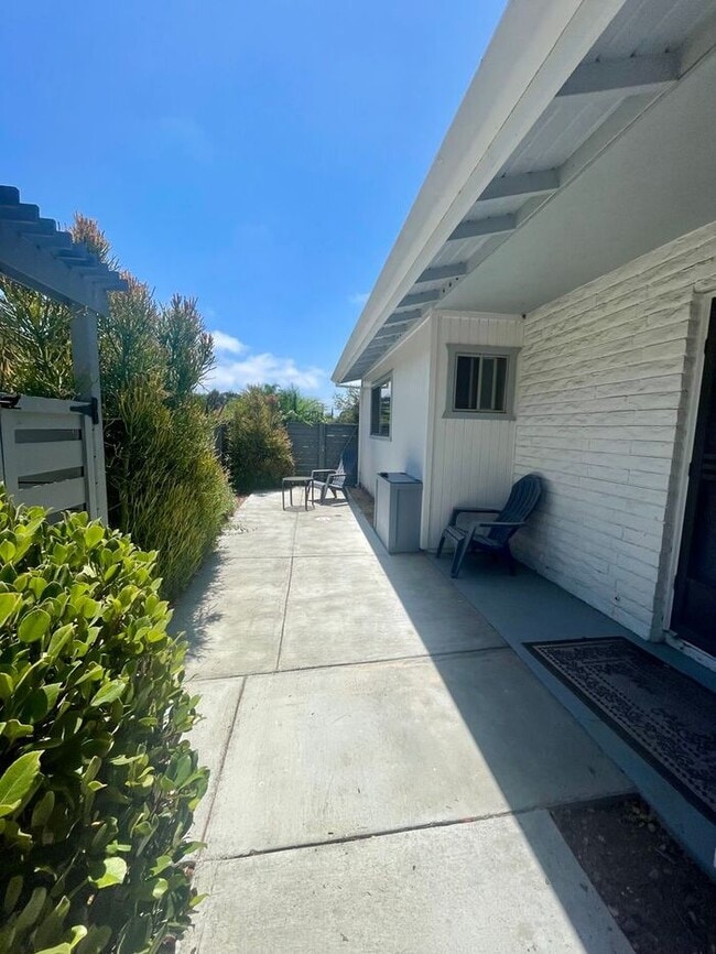 Building Photo - Three Bedroom Home in the Turnpike Foothills - Available Mid August