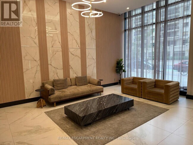 Photo du bâtiment - 4070 Confederation Pkwy