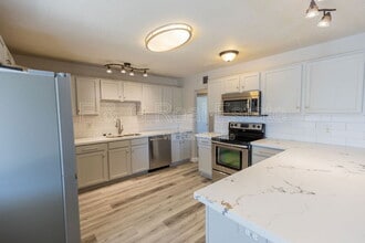 Building Photo - 1305 W Romo Jones St