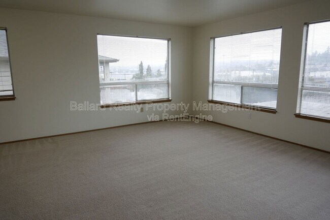 Building Photo - 3232 21st Ave W