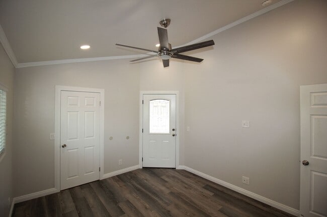 Building Photo - Newly buillt stand alone 2 bedroom home, back gate close - No Pets!