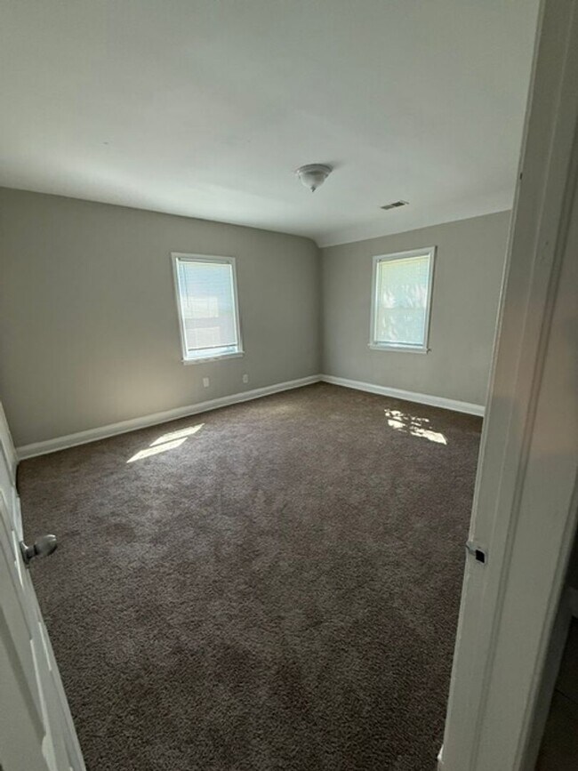 Foto del edificio - Spacious Home for Rent! W/D! Partially Finished Basement! Available Now!