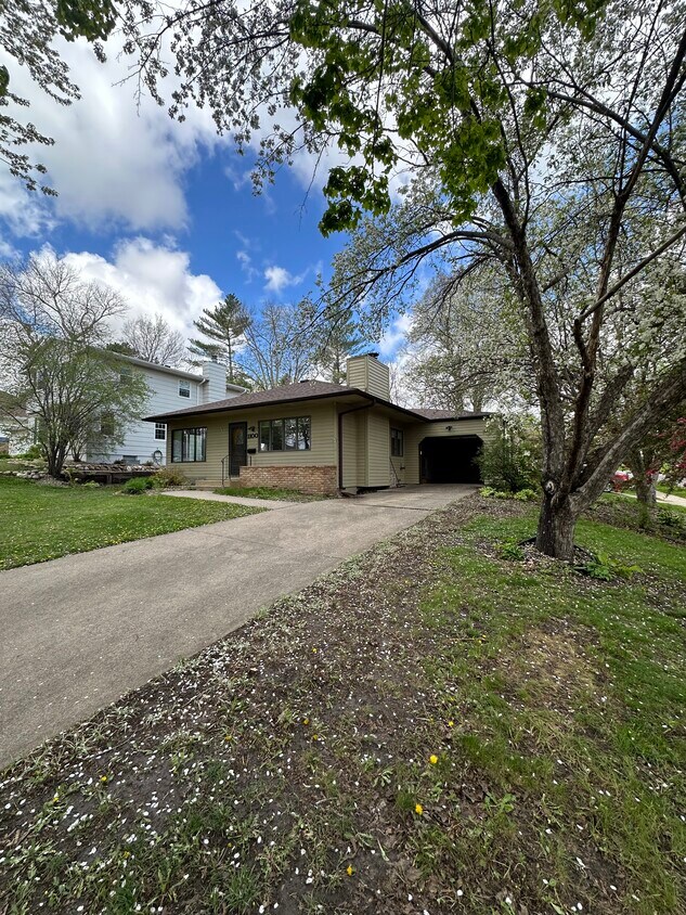 Foto principal - 1100 W 5th St