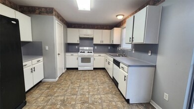 Building Photo - 7800 Summer Pl Dr