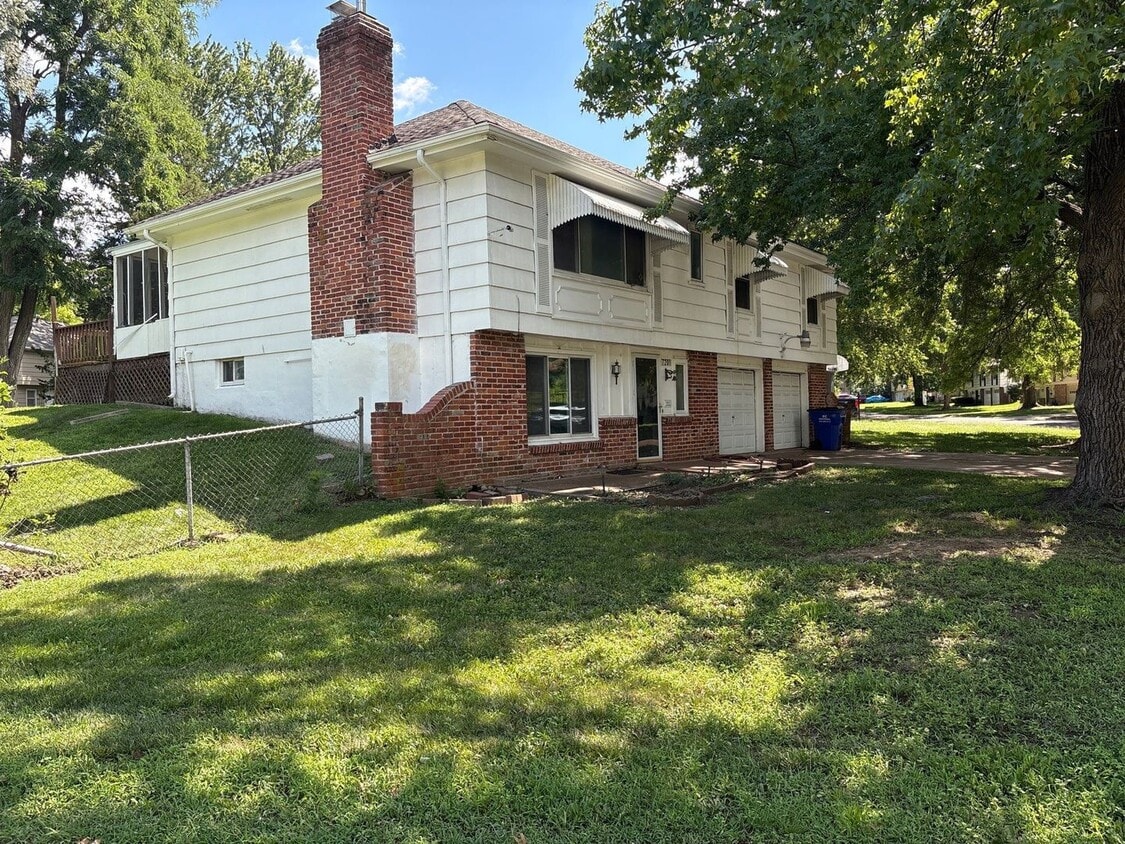 Building Photo - COMING SOON!! Raytown  Large SF House