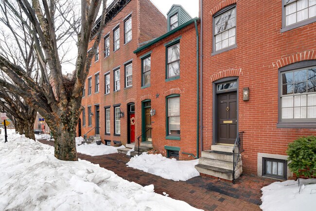 Foto del edificio - 3 Bedroom with Fenced in rear yard