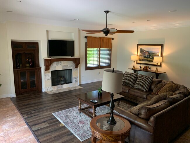 Family room - 1532 Bluff Pl