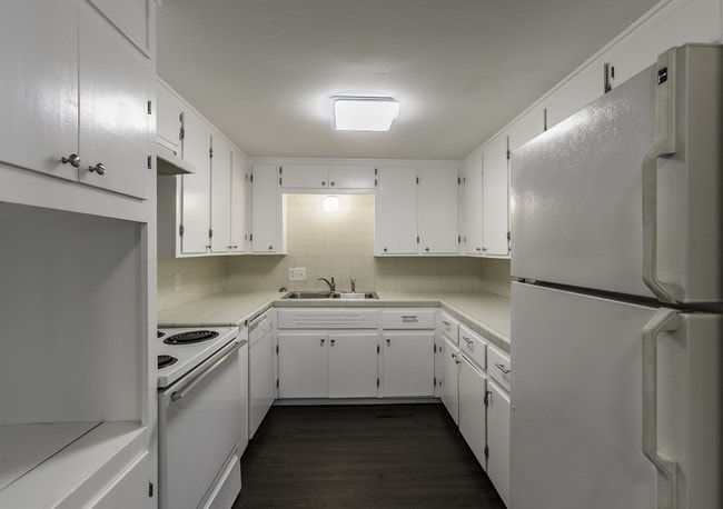 2/2 Flat Kitchen - University Apartments