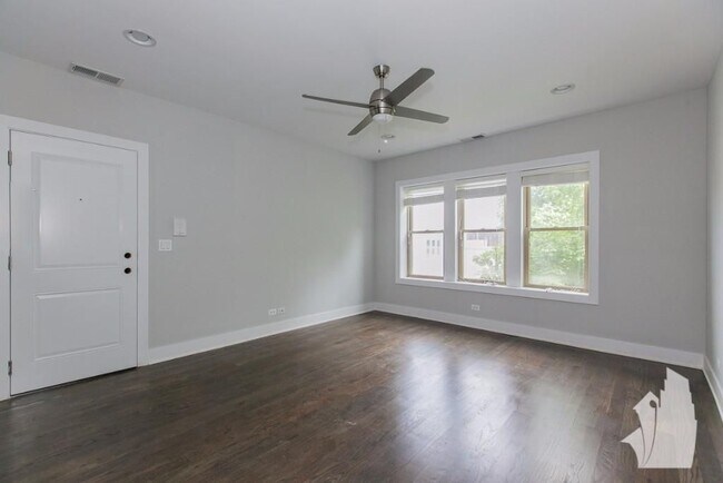 Building Photo - 3915 N Janssen Ave