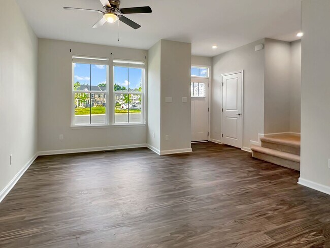 Foto del edificio - Move-In Ready Townhome with Finished Basem...