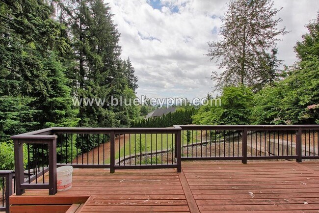 Building Photo - 3 Bed, 3.5 Bath Luxury Home with Tri Level...