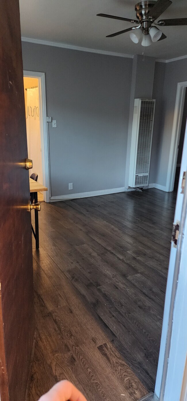 living room - 1529 1/2 N Hobart Blvd