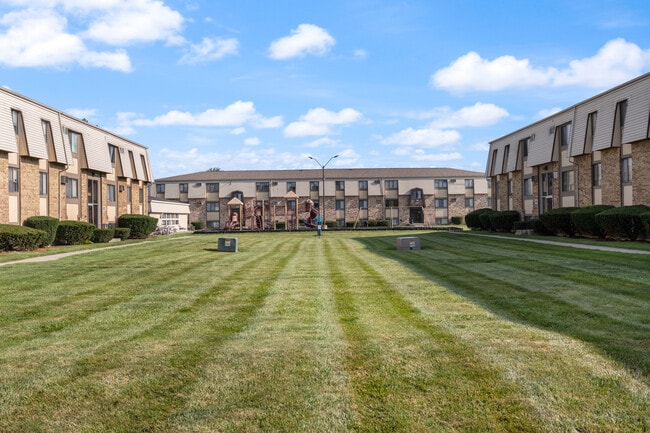 Spacious Courtyard - Ross Park Apartments