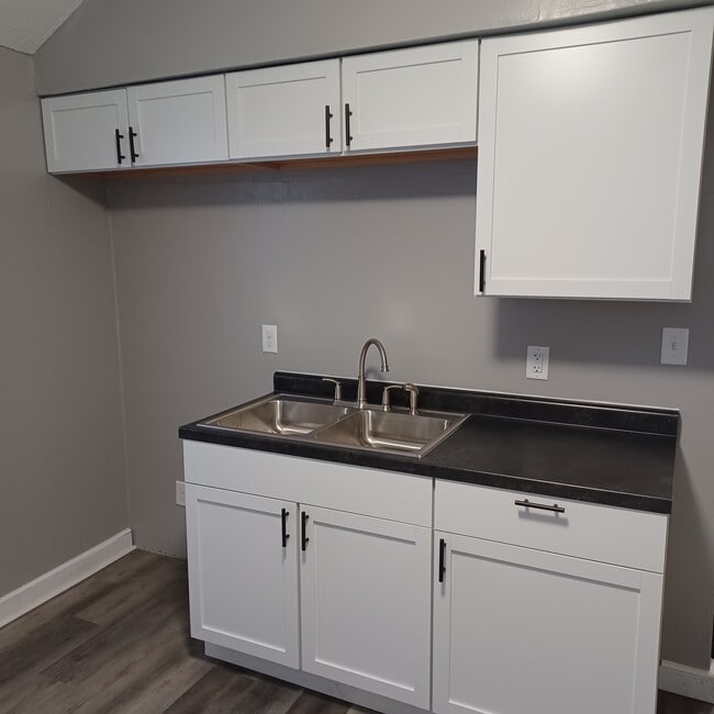 Kitchen - 5112 W Stark St