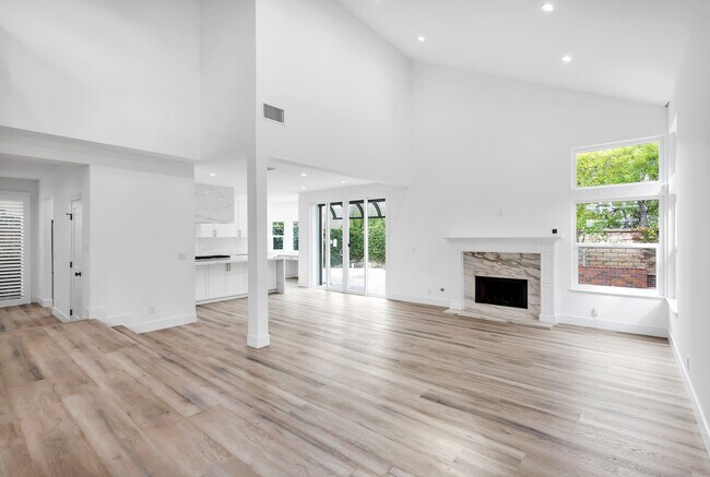 Entry - 7609 W 85th St