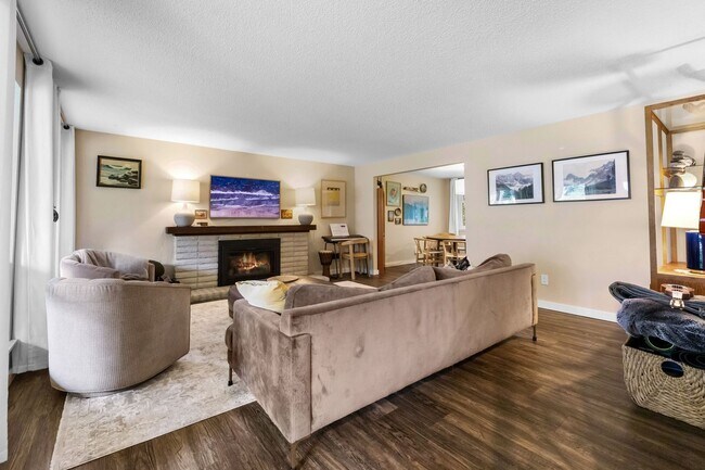 Building Photo - University Place 4 Bed/3 Bath