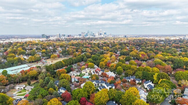 Foto del edificio - 3220 Selwyn Farms Ln