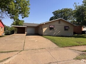 Building Photo - 1520 Roanoke Dr