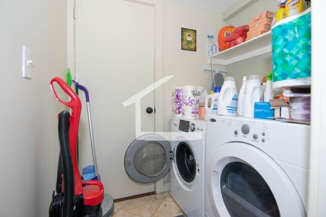 Foto del edificio - 9/1 No Fee! -Brigham Circle two-level renovated 4BR/2BA, w/d in unit!