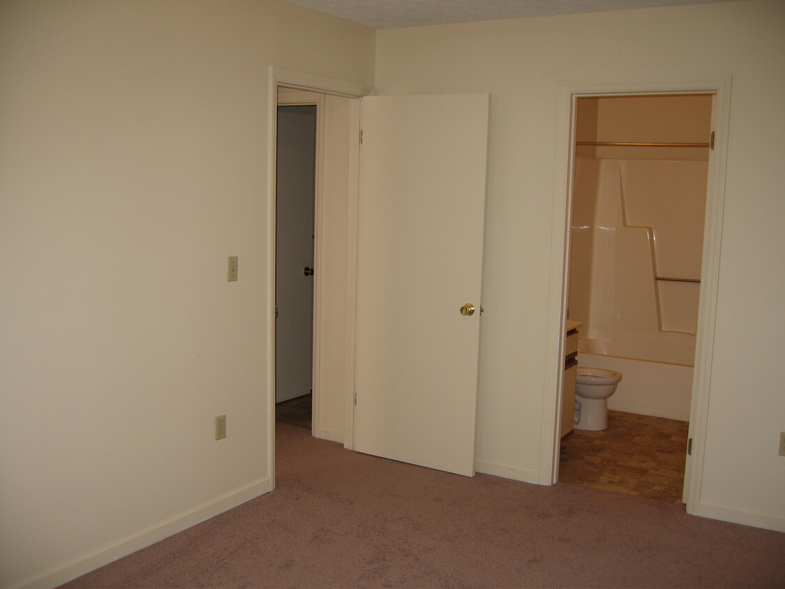 Bathroom/Bedroom - 190 Birch Dr