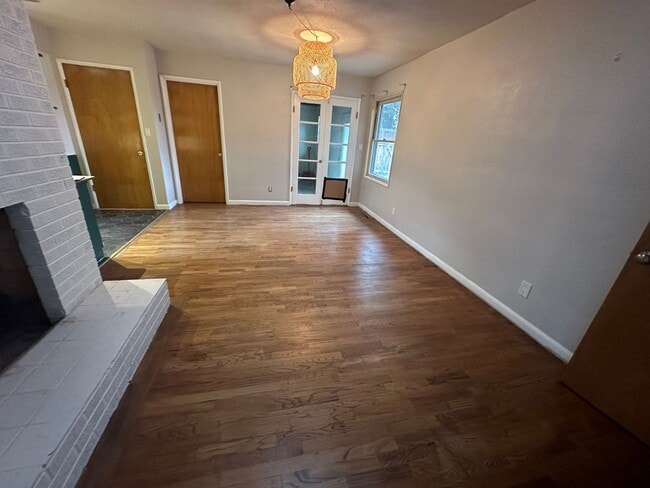 Building Photo - MIDTOWN 3 Bdrm House, All Appliances incl ...