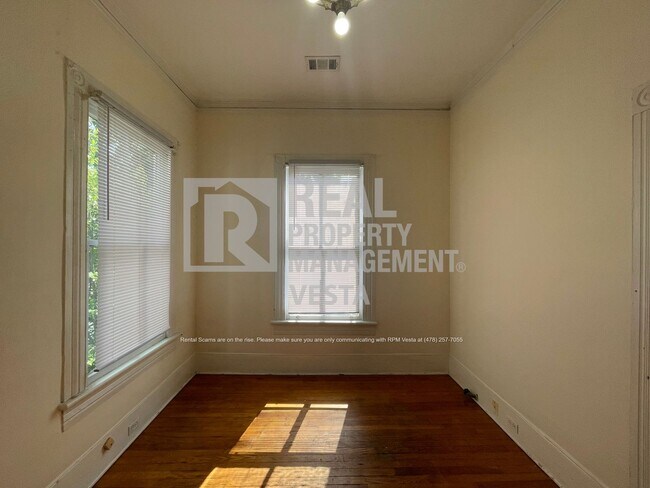 Building Photo - Charming Two Bedroom Apartment on Pierce A...