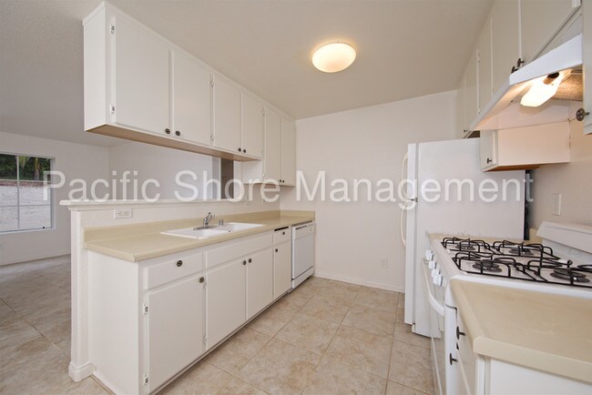 Building Photo - 665 Ascot Dr