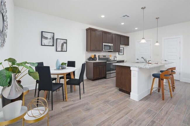 Building Photo - 611 Parkline Dr