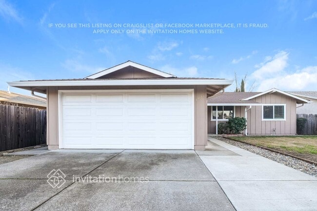 Building Photo - 1024 Woodridge Dr