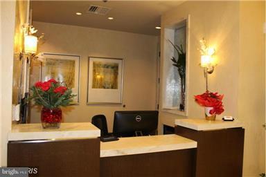 Foto principal - 7710 Woodmont Ave
