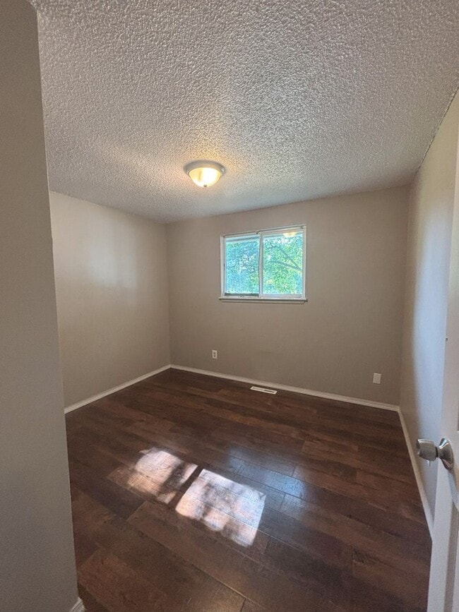 Foto del edificio - Updated 4-Bedroom Home with Finished Basem...