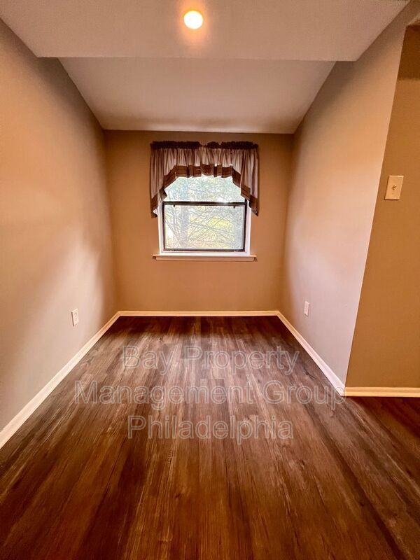Building Photo - 1417 Valley Dr