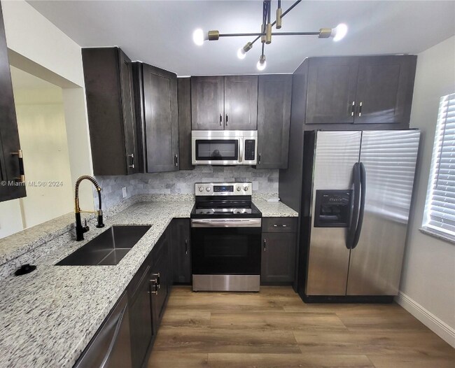 Foto del edificio - 8610 N Sherman Cir