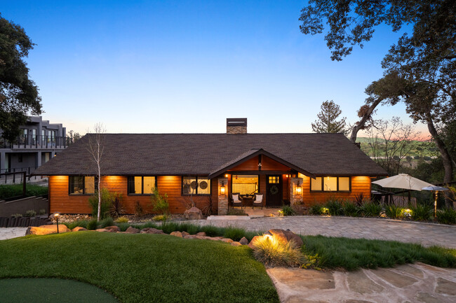 Building Photo - 30 Castlewood Dr